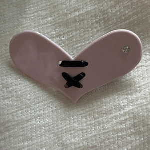 Süße rosa herzförmige Acryl-Acryl-Haarklammer mit gewebtem Band-Design und glitzerndem Strassstein