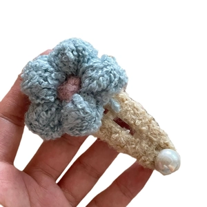 Pinza para el pelo con flor azul tejida a mano y perla para mujeres y niñas