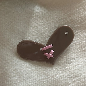 Braune herzförmige Haarspange mit rosa Schleife und funkelndem Diamant-Akzent