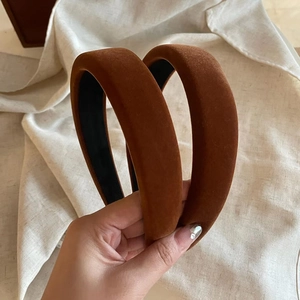 Caramel velvet padded headband set with high-top sponge design for retro style