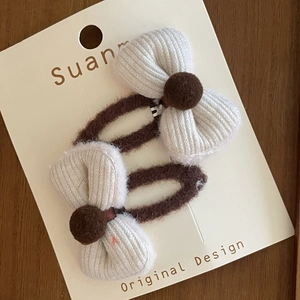 Set de pinzas para el pelo con lazo y bola de peluche en blanco y marrón para invierno