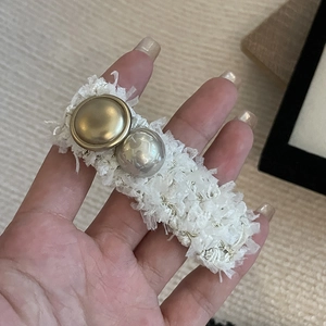 Pince à cheveux élégante en tweed blanc avec accents métal doré et perle grise