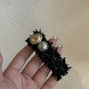 Pince à cheveux élégante en tweed avec boutons métalliques dorés et argentés pour femme