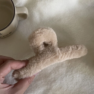 Grande pince à cheveux en peluche beige, accessoire en fausse fourrure douce pour femmes