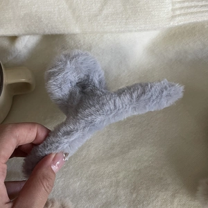 Grosse pince à cheveux en peluche grise avec texture douce en fausse fourrure pour l'hiver
