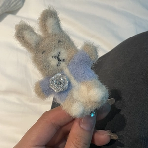 Handgefertigte Nadelgefilzte Hasen-Haarspange mit Paillettenrose und Plüschtextur