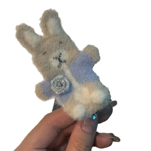 Süße Plüsch-Hasen-Haarklammer in blauem Strickpullover mit silberner Paillettenrose