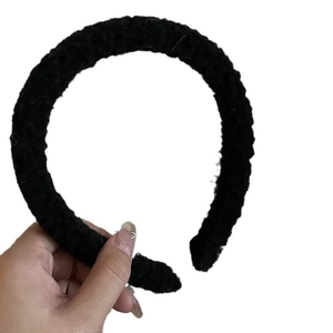Serre-tête en peluche noire au design ondulé pour la chaleur hivernale et le style