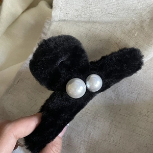 Grande pince à cheveux élégante en peluche noire avec deux perles blanches pour femmes