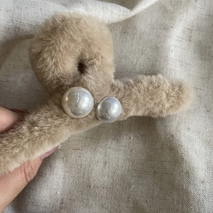 Pince à cheveux large en peluche beige avec perles élégantes pour coiffure d'hiver