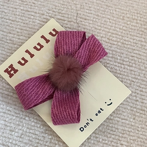 Schicke lila gestrickte Schleife Haarklammer mit flauschigem braunem Pompon für Kinder