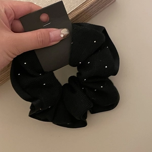 Elastico per capelli nero scintillante con perline argentate per acconciature chic