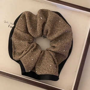 Elegante elastico marrone con perle ad alta elasticità per acconciature di lusso