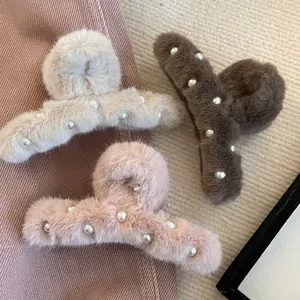 Detailansicht von Plüsch-Haarklammern mit Perlen in Creme, Rosa und Braun für den Winter