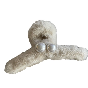 Pince à cheveux élégante en peluche crème avec deux grandes perles pour l'automne