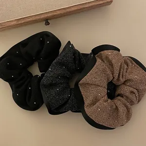 Set di tre elastici per capelli scintillanti nei colori nero, grigio scuro e kaki