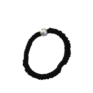 Elastico per capelli nero minimalista con perla lucida su sfondo bianco