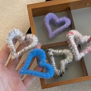 Vintage Heart Shaped Woolen Yarn Wrapped Shark Hair Clip For Women Elegant Autumn Winter Plush Hair Claw Clip