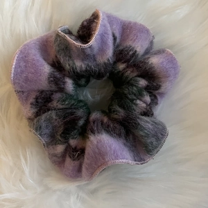 Chouchou en peluche violet raisin avec motif tie-dye pour coiffures d'hiver