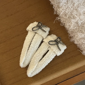 Paire de barrettes triangles en velours crème avec détails nœuds vintage sur bois