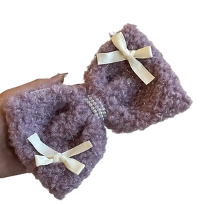 Barrette à cheveux nœud en peluche violette avec perles blanches sur fond blanc