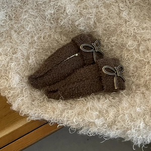 Détail de barrettes à cheveux en peluche marron avec nœuds en métal vintage pour l'automne