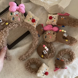Nahaufnahme brauner Plüsch-Haaraccessoires mit Stirnband, Haargummis und niedlichen Haarclips