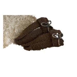 Barrette à cheveux en peluche marron avec nœud doré pour styles élégants d'automne-hiver