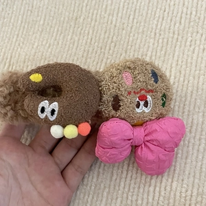 Süßes Plüsch-Haargummi mit Cartoon-Donut und Keks sowie einer rosa Schleife