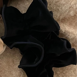 Elegante elastico per capelli in velluto nero per donna con finitura lucida e morbida