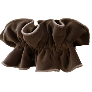 Elastico per capelli in velluto marrone caffè con elegante design a pieghe su sfondo bianco