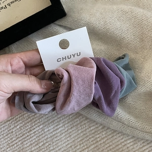 Lot de quatre chouchous en velours sans couture aux tons violets, roses et gris-bleu