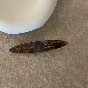 Handmade acetate hair clip with classic tortoiseshell pattern and gold France engraving