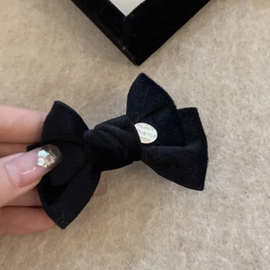Eleganter schwarzer Samt-Schleifen-Haarclip mit goldenem Metallemblem im Korea-Stil