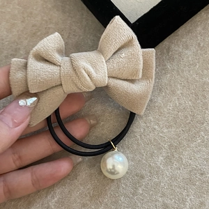 Eleganter beiger Samt-Haarclip mit Schleife und Perlenanhänger für modischen Kopfschmuck