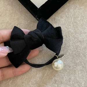 Eleganter schwarzer Samt-Haargummi mit weißer Kunstperle und elastischem Band für Damen
