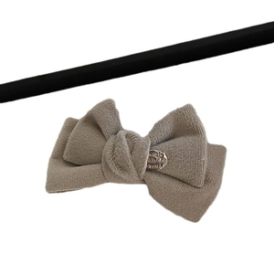 Eleganter taupefarbener Plüsch-Haarclip mit Schleife und handgefertigtem Silberanhänger