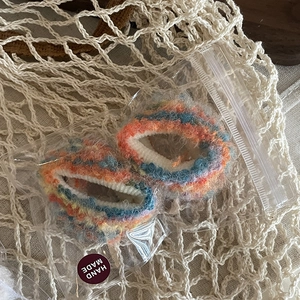 Chouchous en mohair faits main avec texture duveteuse dans un emballage transparent