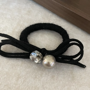 Élastique noir élégant avec nœud papillon, perle et perle en cristal clair