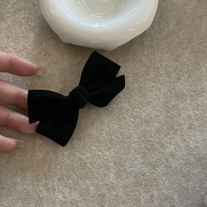 Elegante zwarte fluwelen strik haarklem voor dames met zachte wollen stoftextuur