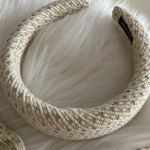 Serre-tête épais en tricot crème avec accents colorés et étiquette fait main