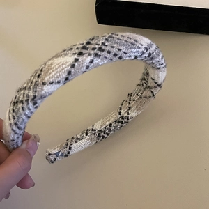 Thickened plaid sponge headband in black and white tweed fabric for elegant hair styling