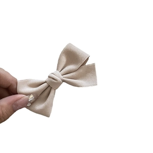 Zoete beige wollen strik haarclip voor dames met elegante stikseldetails