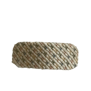 Pince à cheveux tricotée beige avec texture tissée colorée et design rétro minimaliste