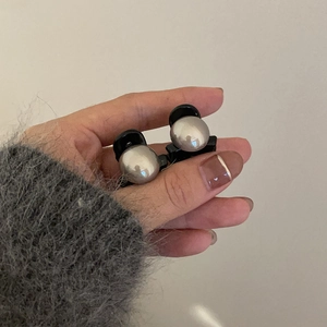 Paire de mini pinces à cheveux élégantes avec perles grises et design noir raffiné
