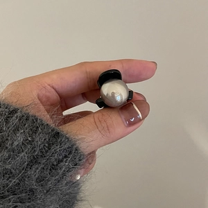 Mini pince à cheveux perle grise minimaliste avec sphère métallique argentée sur base