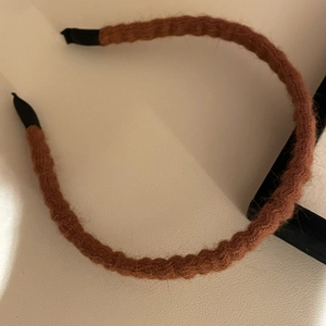 Vintage brown knitted headband with wavy pleated texture for a classic winter style