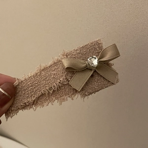Barrette élégante en tweed beige avec bords effilochés, nœud satiné et cœur