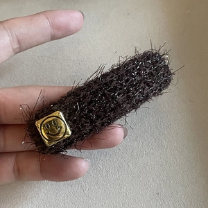 Pince à cheveux marron pelucheuse avec plaque dorée smiley et paillettes argentées
