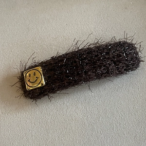 Pince à cheveux marron en peluche avec plaque smiley dorée pour look d'automne